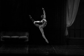 Danza e melodramma convivono sul palco della Scala in uno spettacolo che valorizza anche i talenti del corpo di ballo