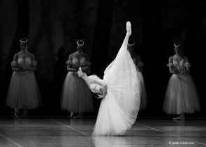 Svetlana Zakharova e il corpo di ballo del Teatro Massimo di Palermo in Giselle nella versione di Ricardo Nuñez. Il balletto anche sulla web TV del Massimo.