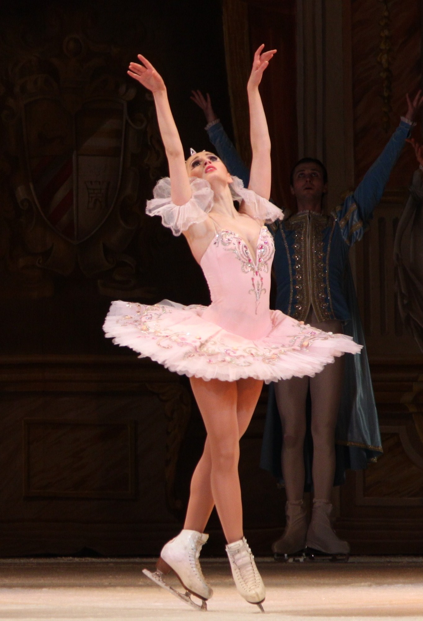 Una bambina ballerina sta ballando sul palco in tutù su scarpe da punta con  un tamburello, una variazione classica di esmeralda.
