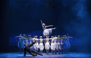Il Balletto del Sud ne Il Lago dei Cigni versione Fredy Franzutti