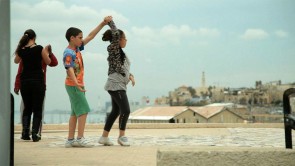 Dancing in Jaffa di Hilla Medalia: il ballo di Pierre Dulaine tra gli studenti israeliani e palestinesi.
