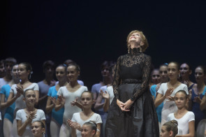Il Teatro San Carlo saluta e ringrazia Anna Razzi con applausi interminabili durante il Gala a lei dedicato.