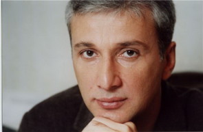 Makhar Vaziev lascia la direzione del Corpo di ballo del Teatro alla Scala. Da marzo 2016 dirigerà il ballo al Bolshoi di Mosca.