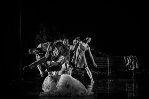 La compagnia Fabula Saltica in A cuore aperto di Claudio Ronda per Umbria in Danza