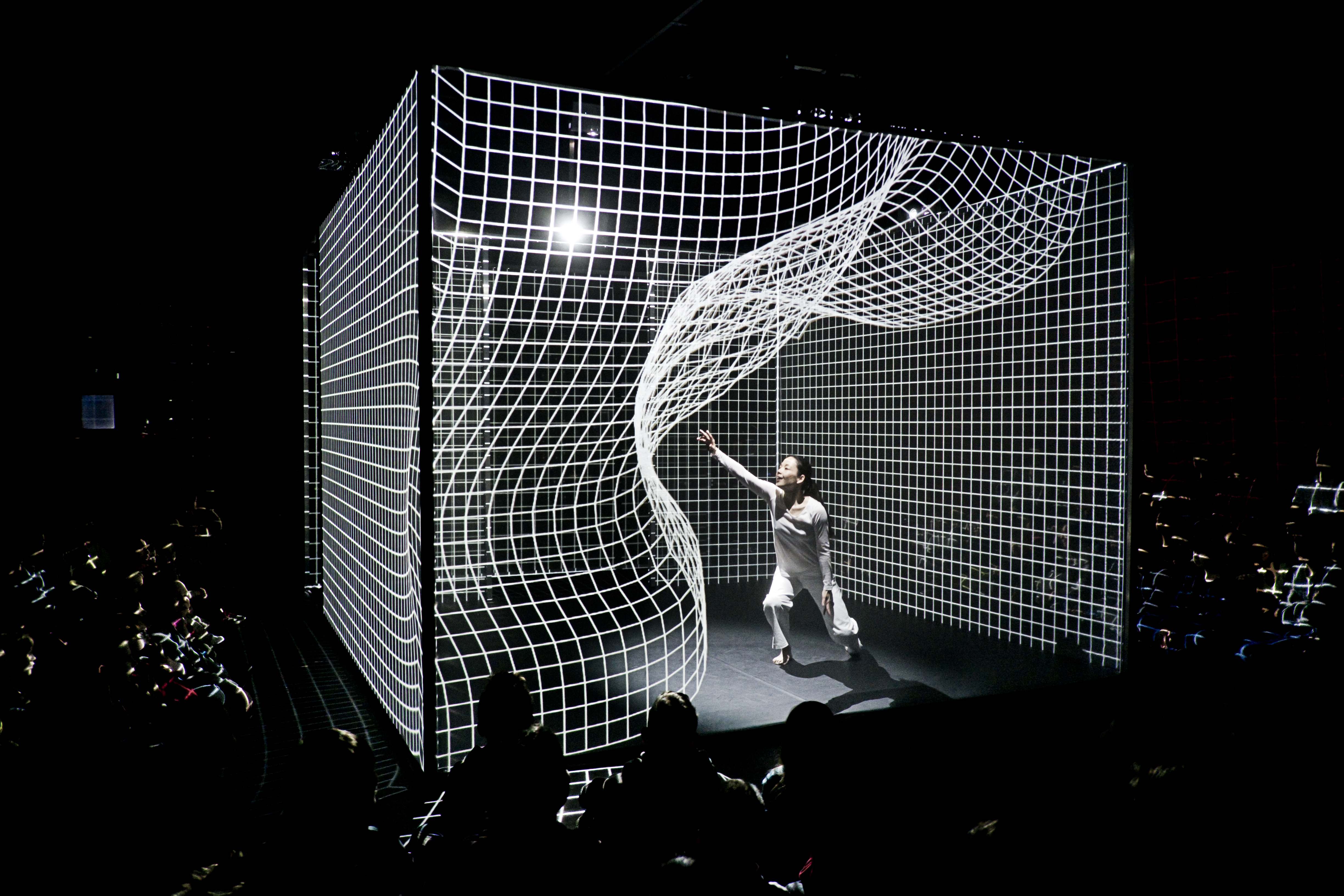 Фотозона куб. Проекторы 3д мэппинг. 3d мэппинг на инсталляции. ЭС Девлин Сценография. Дэвид Холл видеоарт.