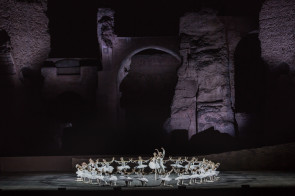 Il Teatro dell’Opera di Roma omaggia Rudolf Nureyev e inaugura la stagione estiva a Caracalla. Successo per il corpo di ballo diretto da Eleonora Abbagnato.