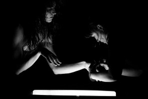 Ann Van den Broek e la compagnia WArd/waRD: l’oscurità illuminante di The Black Piece al Teatro Vascello per REf16.