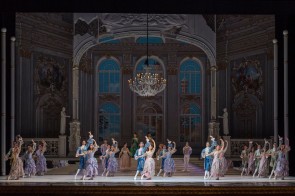 Il Corpo di ballo del Teatro San Carlo di Napoli in Cenerentola di Giuseppe Picone