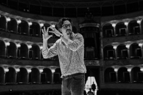 Damiano Michieletto al Teatro dell’Opera di Roma per Viaggio a Reims di Rossini: prevista sulla capitale voglia contagiosa e incontenibile di opera lirica.