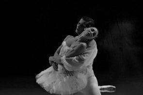 Il Balletto di Milano con Il Lago dei cigni di Teet Kask al Teatro Nuovo di Milano