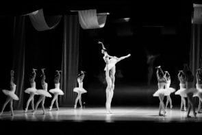 Il Balletto di Milano nel Lago dei cigni di Teet Kask a Savona