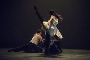 Al Teatro Verdi di Pisa OffLine in tempo reale, concerto-spettacolo multidisciplinare con Africa Unite, Architorti, MMContemporary Dance Company