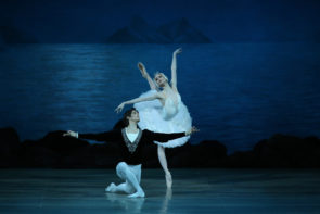 Il Balletto del Teatro Mariinskij di San Pietroburgo al Regio di Torino con Il Lago dei Cigni