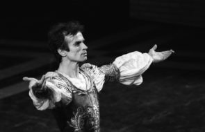 Venticinque anni fa, il 6 gennaio 1993, scompariva Rudolf Nureyev. Il Teatro alla Scala e il suo Corpo di Ballo lo omaggiano quest’anno con due produzioni