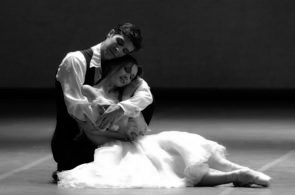 La Dame aux camélias di John Neumeier alla Scala. Due cast a confronto: Roberto Bolle e Svetlana Zakharova; Claudio Coviello e Emanuela Montanari.