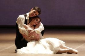 La Dame aux camélias di John Neumeier alla Scala. Due cast a confronto: Roberto Bolle e Svetlana Zakharova; Claudio Coviello e Emanuela Montanari.