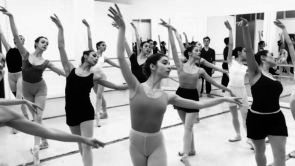 La compagnia Bellini Junior Ballet ne Il Lago dei Cigni al Teatro Bellini di Catania