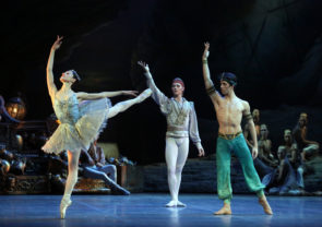 Il Teatro alla Scala con Le Corsaire di Anna-Marie Holmes con Nicoletta Manni e Timofej Andrijashenko su RaiPlay