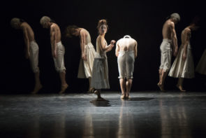 La grande danza al Teatro Massimo di Palermo. In scena Sin lo cual no di Gentian Doda, Duende di Nacho Duato e Sechs Tänze di Jiri Kylián