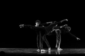 La Compagnia Movimento Danza debutta ne La teoria dello sciame intelligente di Gabriella Stazio e chiude la rassegna Quelli che la danza a Napoli