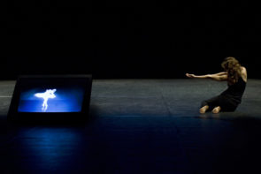 Cristina Kristal Rizzo al festival Natura Dèi Teatri con Invisible piece, La Morte del Cigno in chiave pop