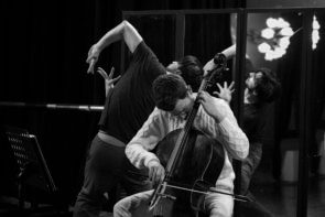 Signs spettacolo per violoncello e danza al Teatro Massimo di Palermo con Adriano Maria Fazio e Damiano Ottavio Bigi