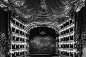Il Teatro San Carlo di Napoli assume ballerine e ballerini a tempo indeterminato